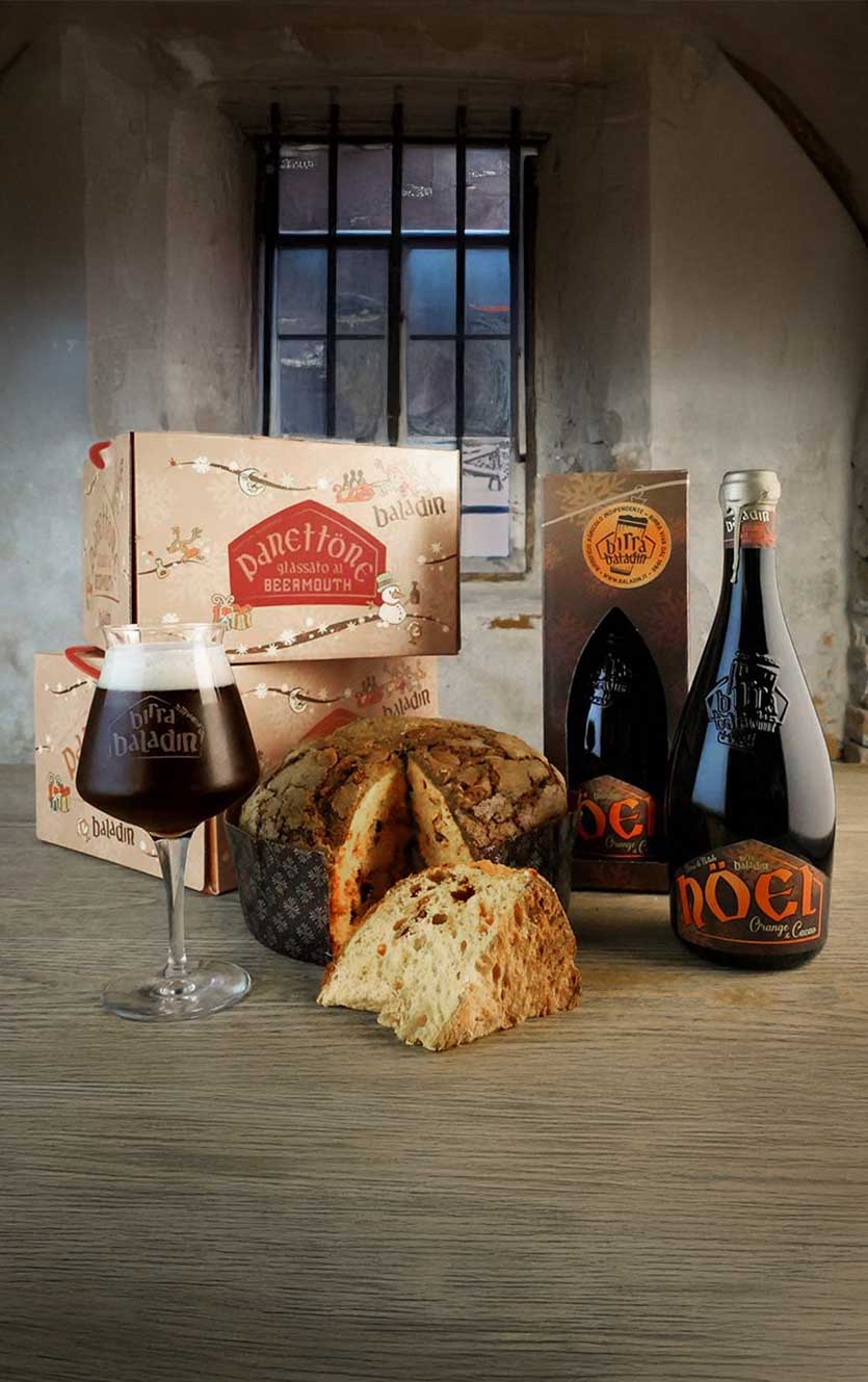 Flaske med mørk Baladin Noel juleøl fra Italien.