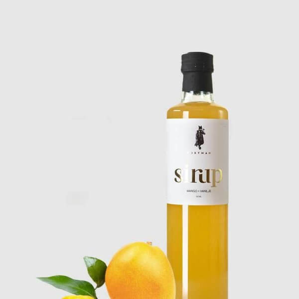Flaske med Foxyman cocktailsirup med mango og vanilje klar til brug i cocktails mocktails og desserter