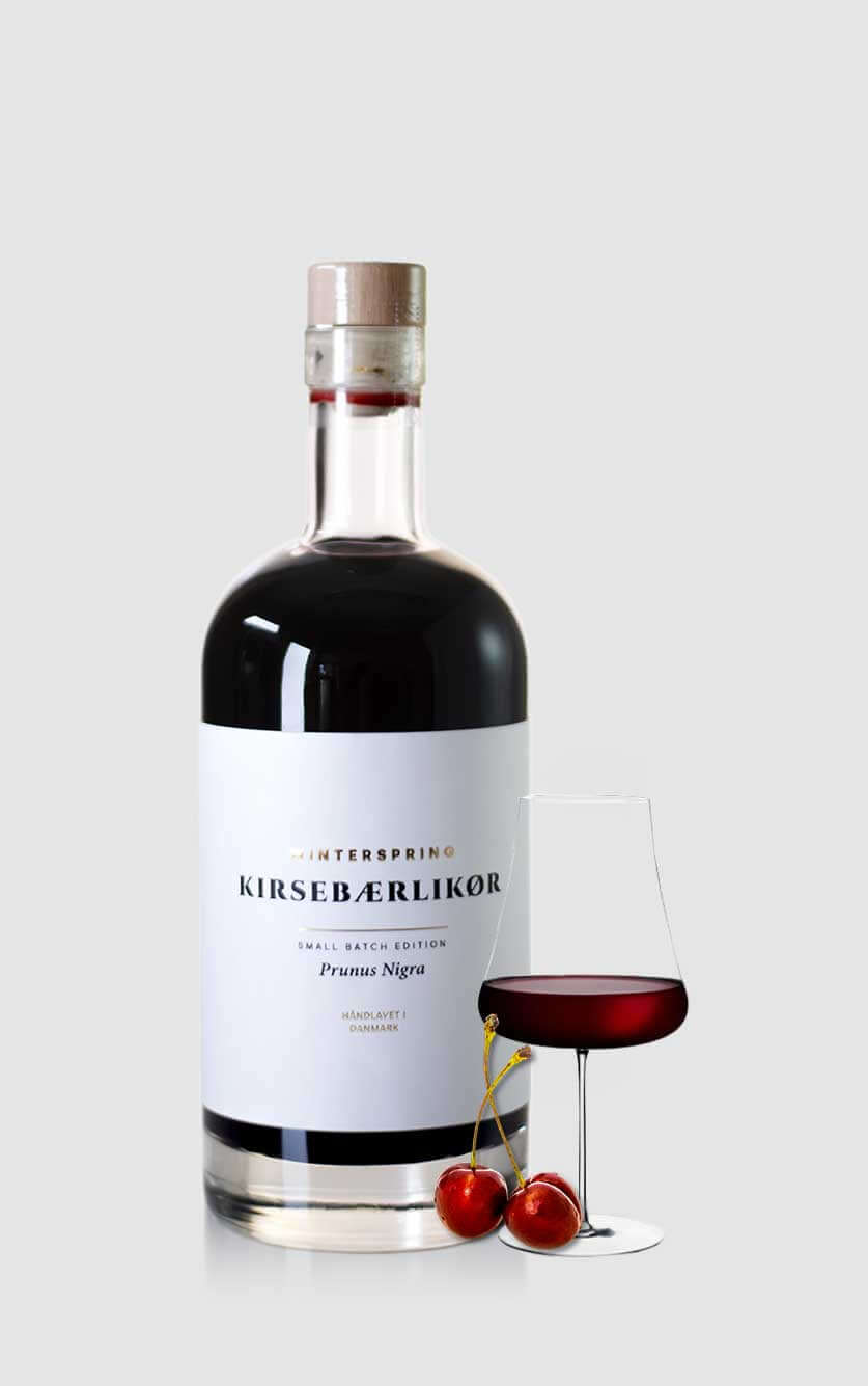 Flaske med Winterspring kirsebærlikør klar til servering i cocktails, dessertglas eller som digestif.
