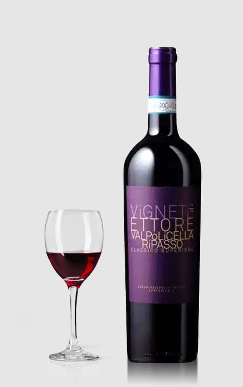 En flot flaske Valpolicella Ripasso mini Amarone kraftig rødvin fra Valpolicella i Italien med ripasso metoden