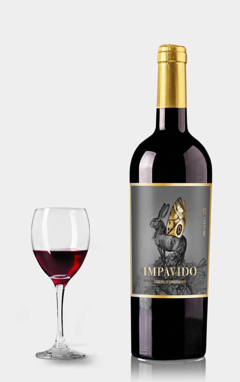 Flaske med Impavido Sangiovese Appassimento 2021, en blød og populær italiensk rødvin.