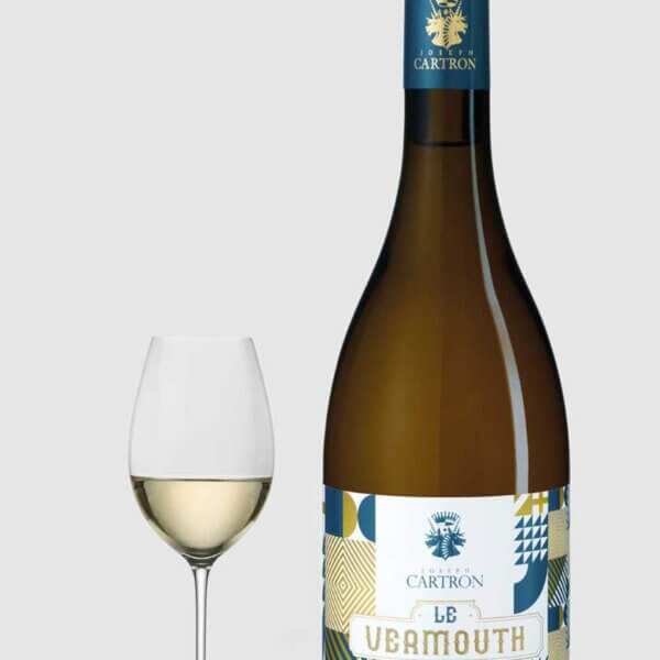 Elegant flaske Joseph Cartron Le Vermouth Blanc fra Bourgogne, en elegant hvid vermouth til aperitif