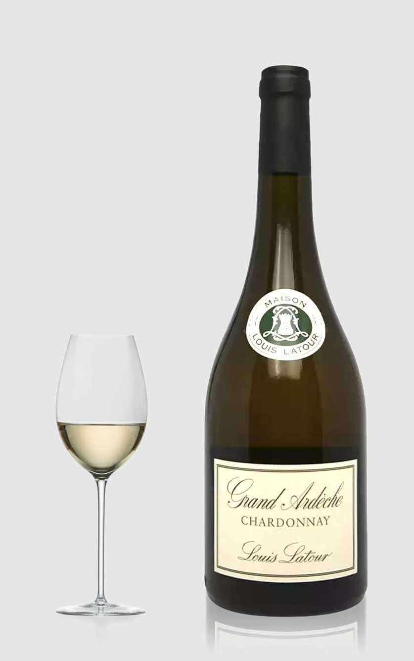 Flaske med Louis Latour Grand Ardèche Chardonnay 2023 klar til middagen