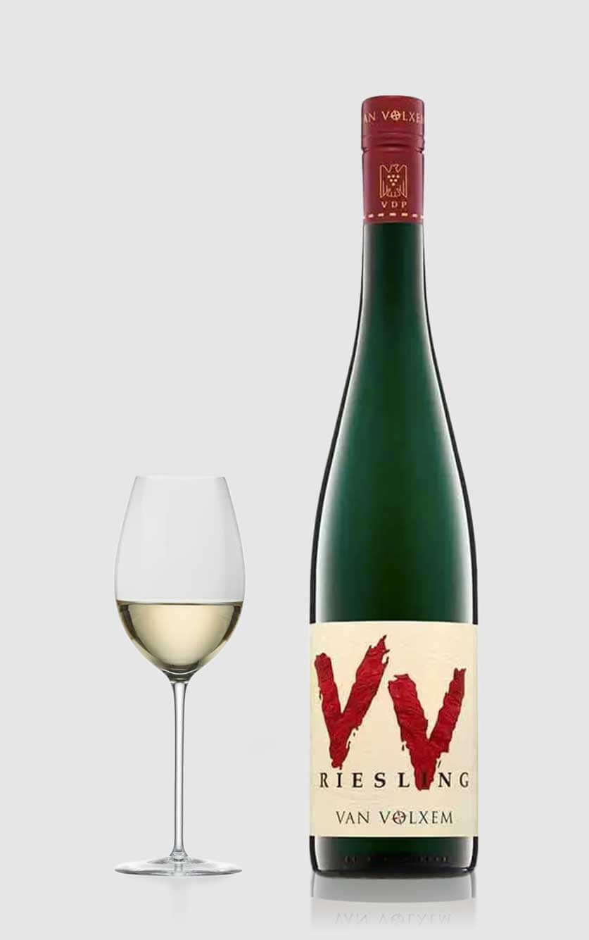 En flot flaske Van Volxem Esprit Riesling 2022 halvtør hvidvin fra Saar-dalen serveret til krydrede retter
