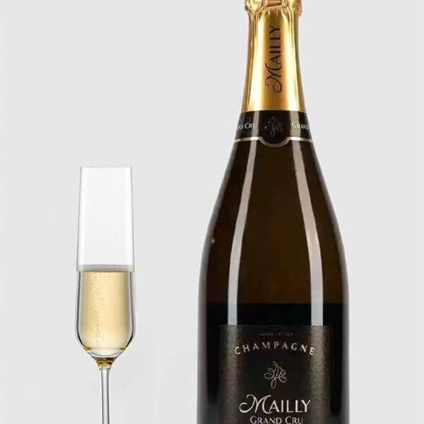 Flaske med Mailly Brut Réserve Champagne Grand Cru klar til servering