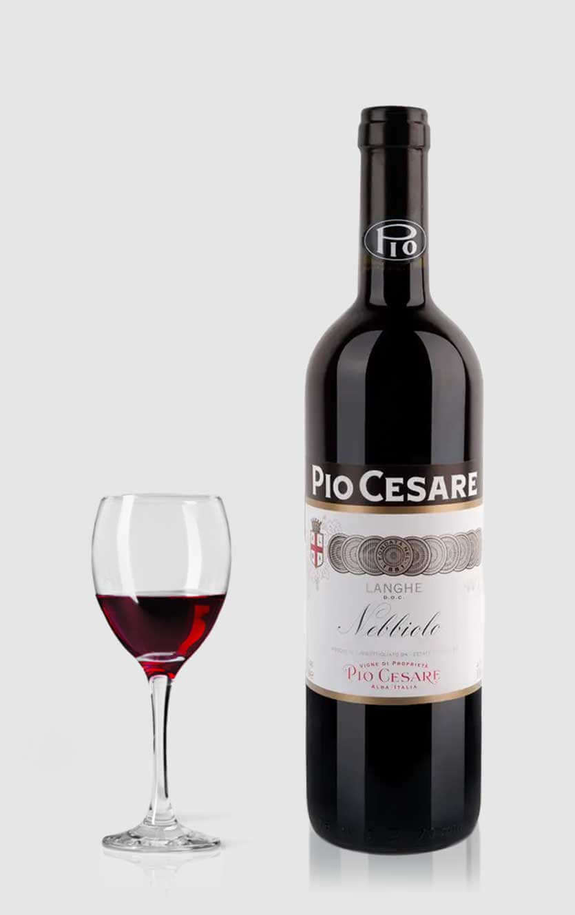 Flaske med Pio Cesare Langhe Nebbiolo 2022, en elegant italiensk rødvin fra Piemonte.