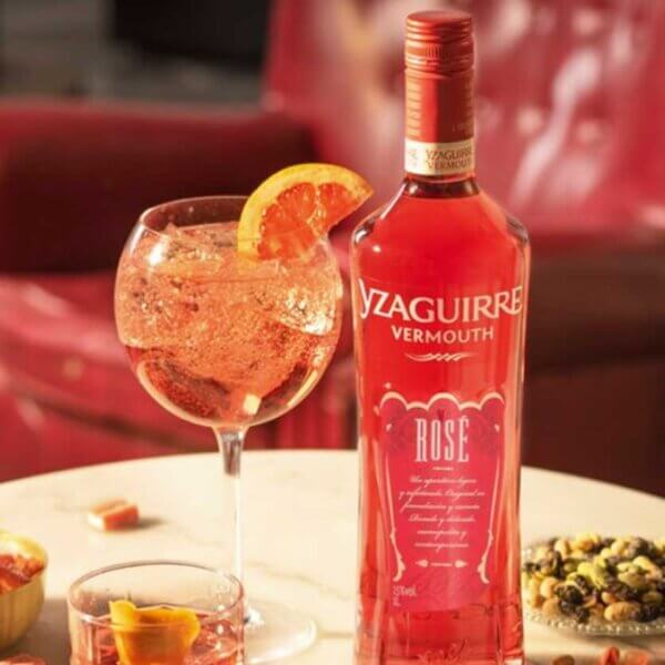 En elegant flaske Yzaguirre rosé vermouth med smuk rosa farve, fra Casa Yzaguirre i Catalonien