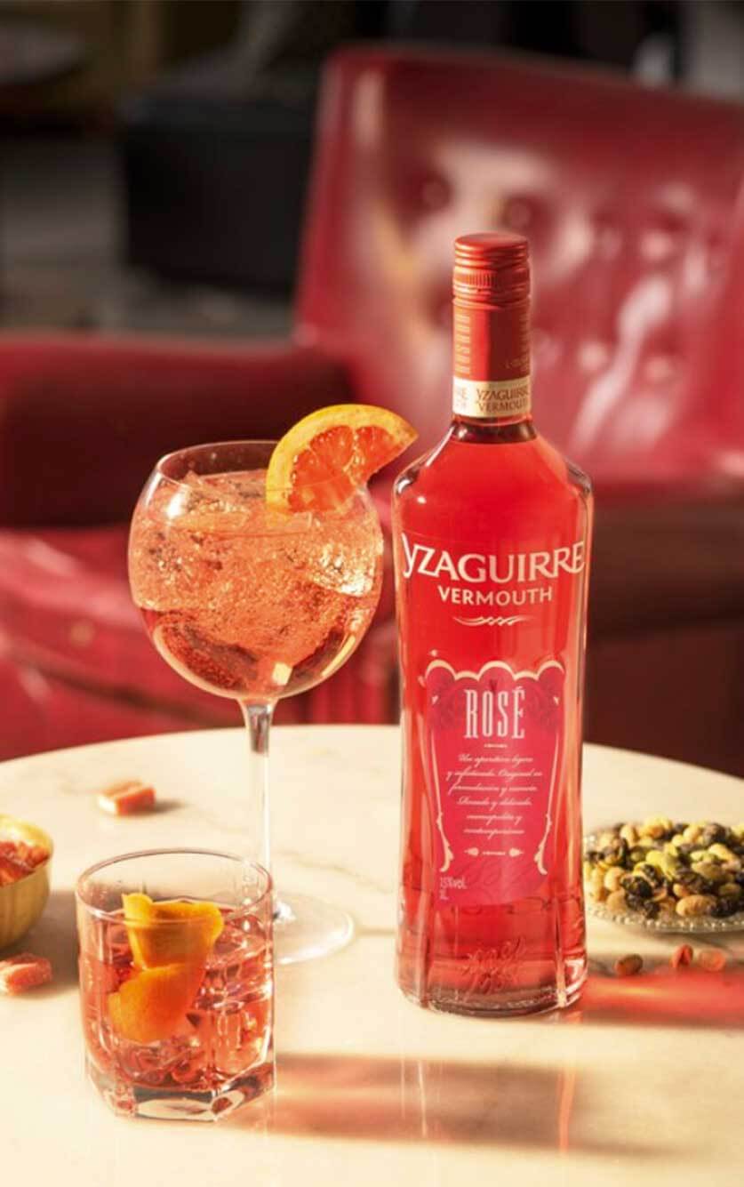 En elegant flaske Yzaguirre rosé vermouth med smuk rosa farve, fra Casa Yzaguirre i Catalonien