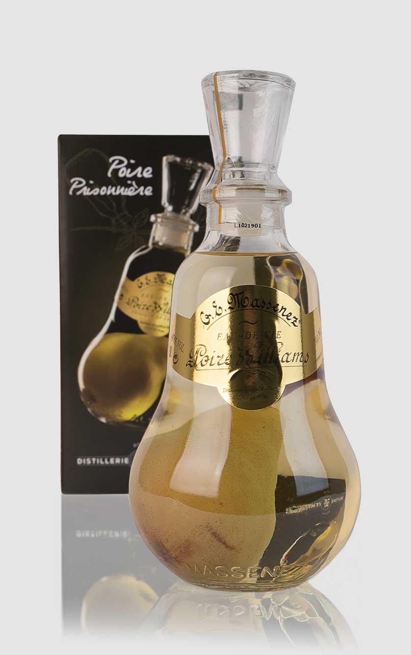 Flaske med Poire William pære likør hvor en hel pære er placeret indeni