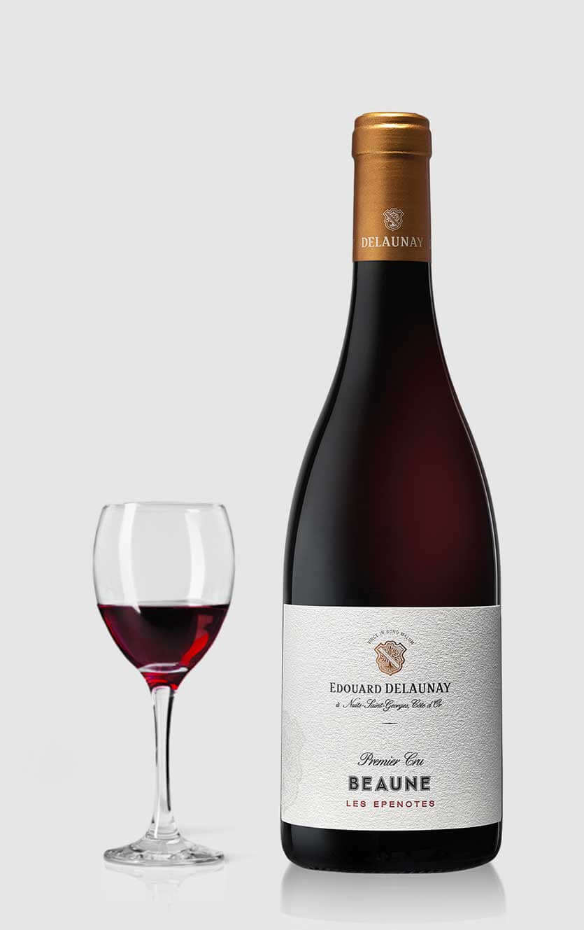 En flot flaske Edouard Delaunay Beaune 1er Cru Epenotes rødvin fra Bourgogne serveret ved siden af et glas rødvin