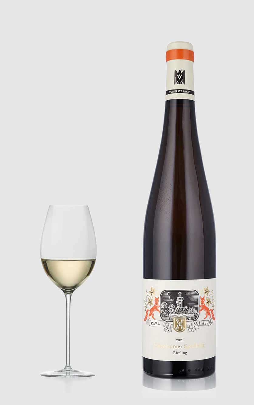 En flot flaske Dürkheimer Spielberg ØKO Riesling 2022 økologisk hvidvin fra Spielberg-vinmarken serveret til simple retter