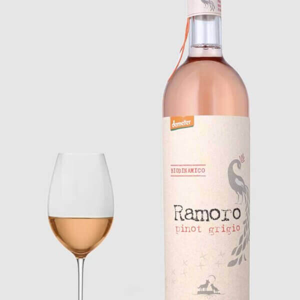 Flaske med Ramoro Pinot Grigio BIO Orangevin 2024, en kobberfarvet og økologisk italiensk vin.