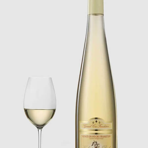 En exklusiv flaske Riesling Grand Cru Frankstein hvidvin fra Alsace serveret på et elegant bord med vinglas