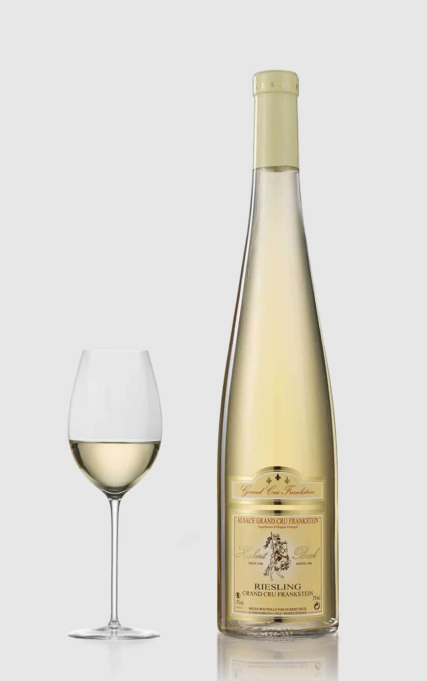 En exklusiv flaske Riesling Grand Cru Frankstein hvidvin fra Alsace serveret på et elegant bord med vinglas