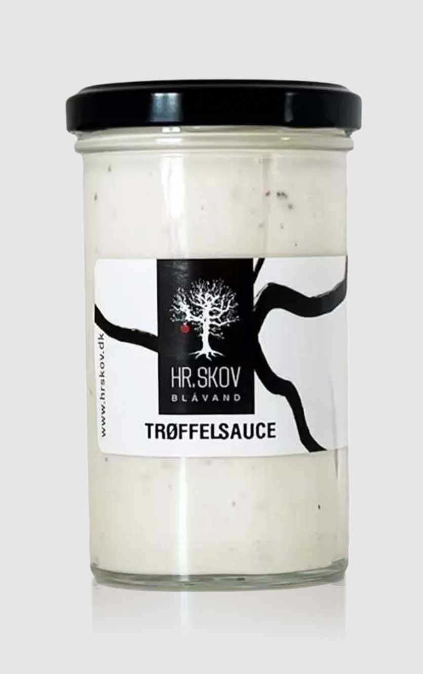 En glas Hr.Skov trøffelsauce med ægte italiensk trøffel serveret ved siden af en lækker bøf i et moderne køkken