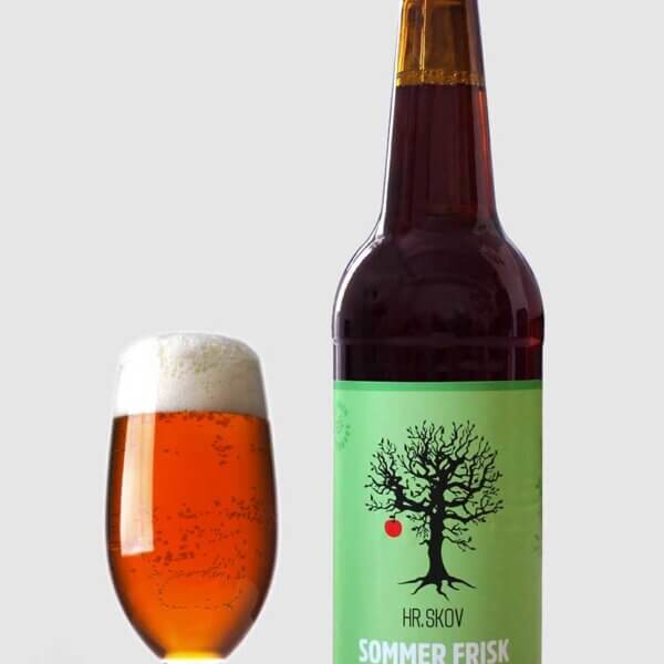 En flaske Hr. Skov Sommerfrisk – en frisk og frugtig sommerøl brygget med æblemost og paradisæbler fra Skov-familiens egne haver