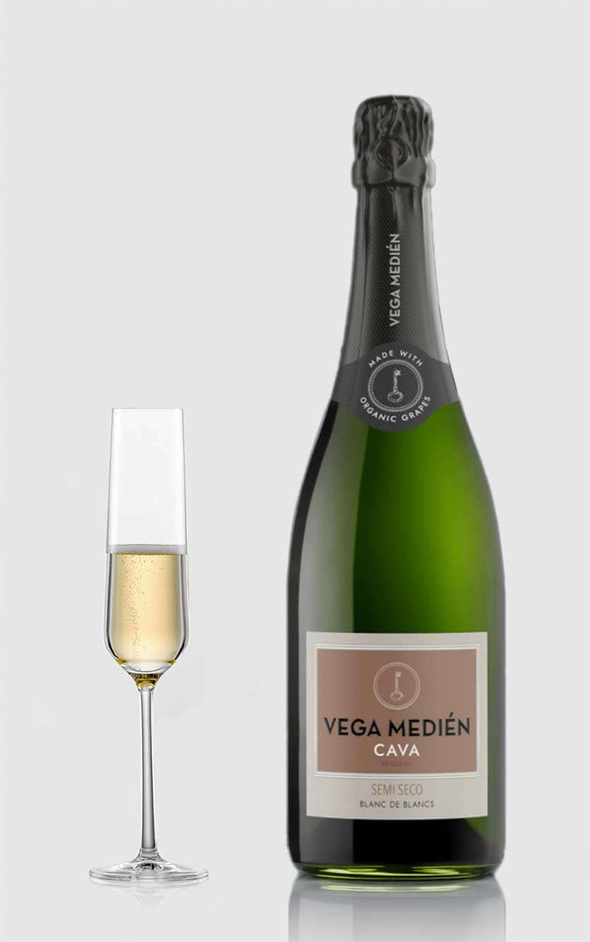 En flot flaske Vega Medien Cava Semi-Seco økologisk mousserende vin med let sødme