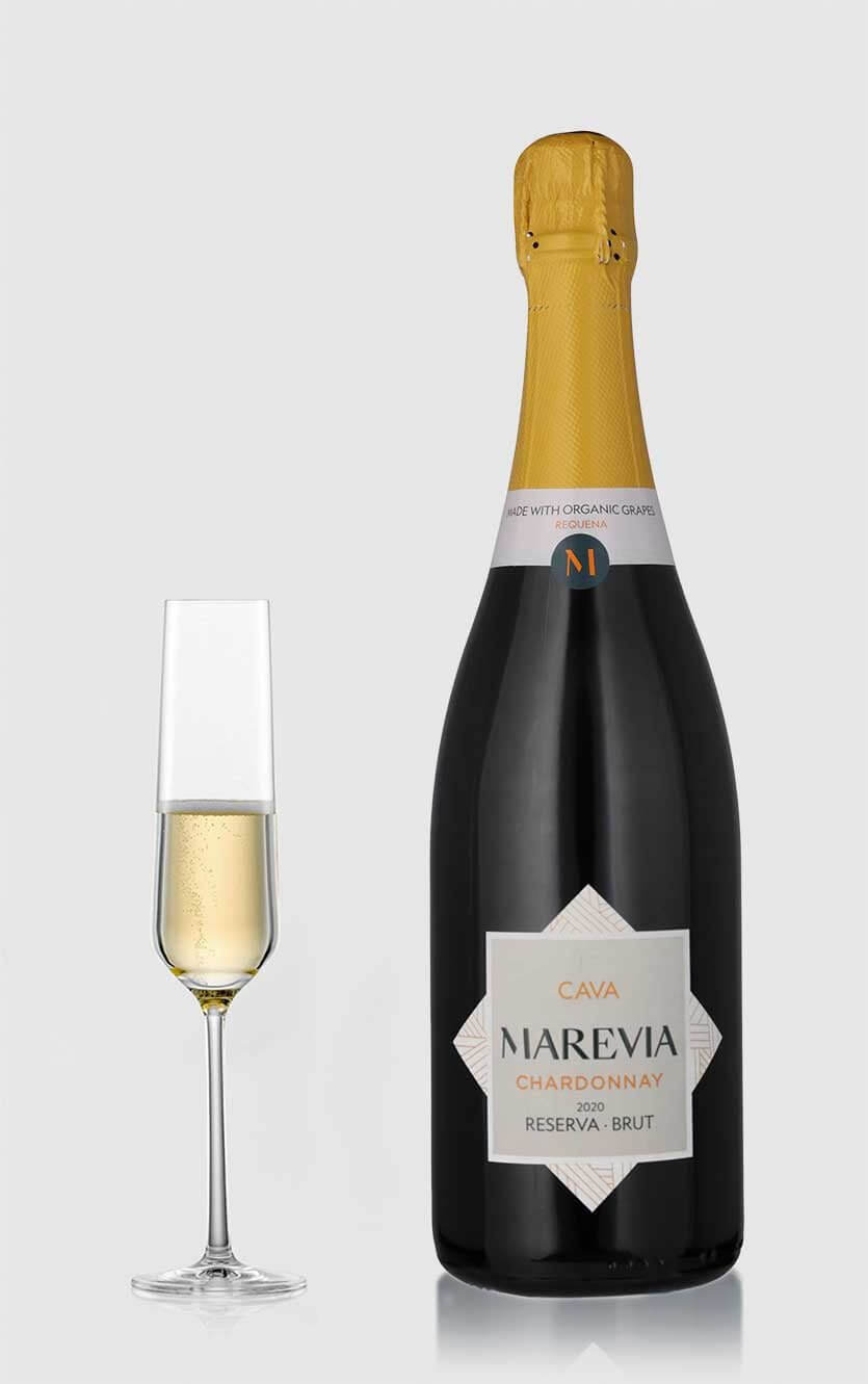 Flaske med Chardonnay Brut Reserva Øko Vega Medien Cavas Marevia 2020 klar til servering