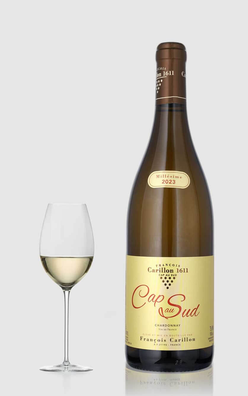 En flot flaske François Carillon Chardonnay hvidvin med gylden farve
