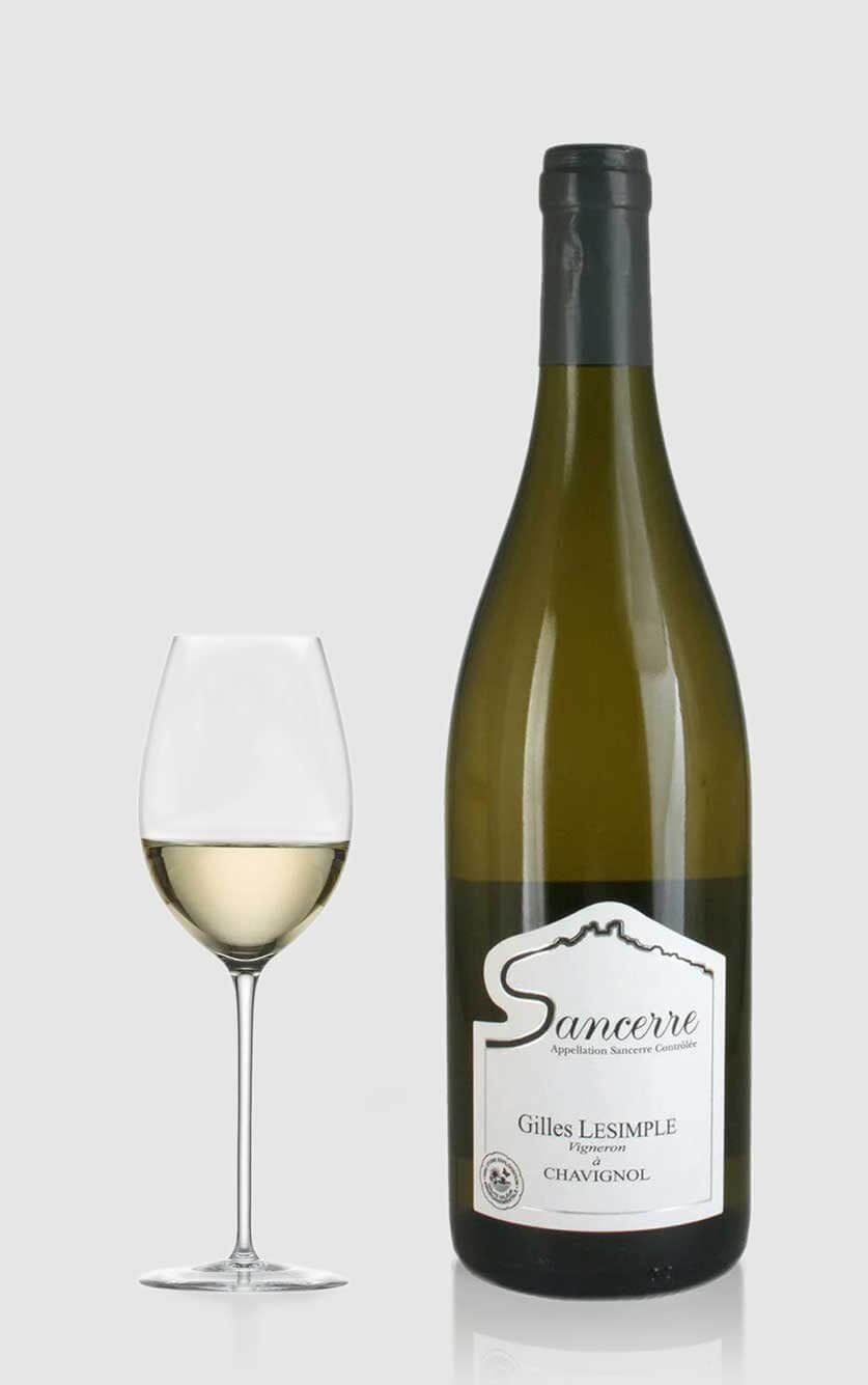 En raffineret flaske Gilles Lesimple Chavignol Sancerre 2023 Sauvignon Blanc hvidvin fra Loire ved siden af et glas hvidvin i et moderne køkken