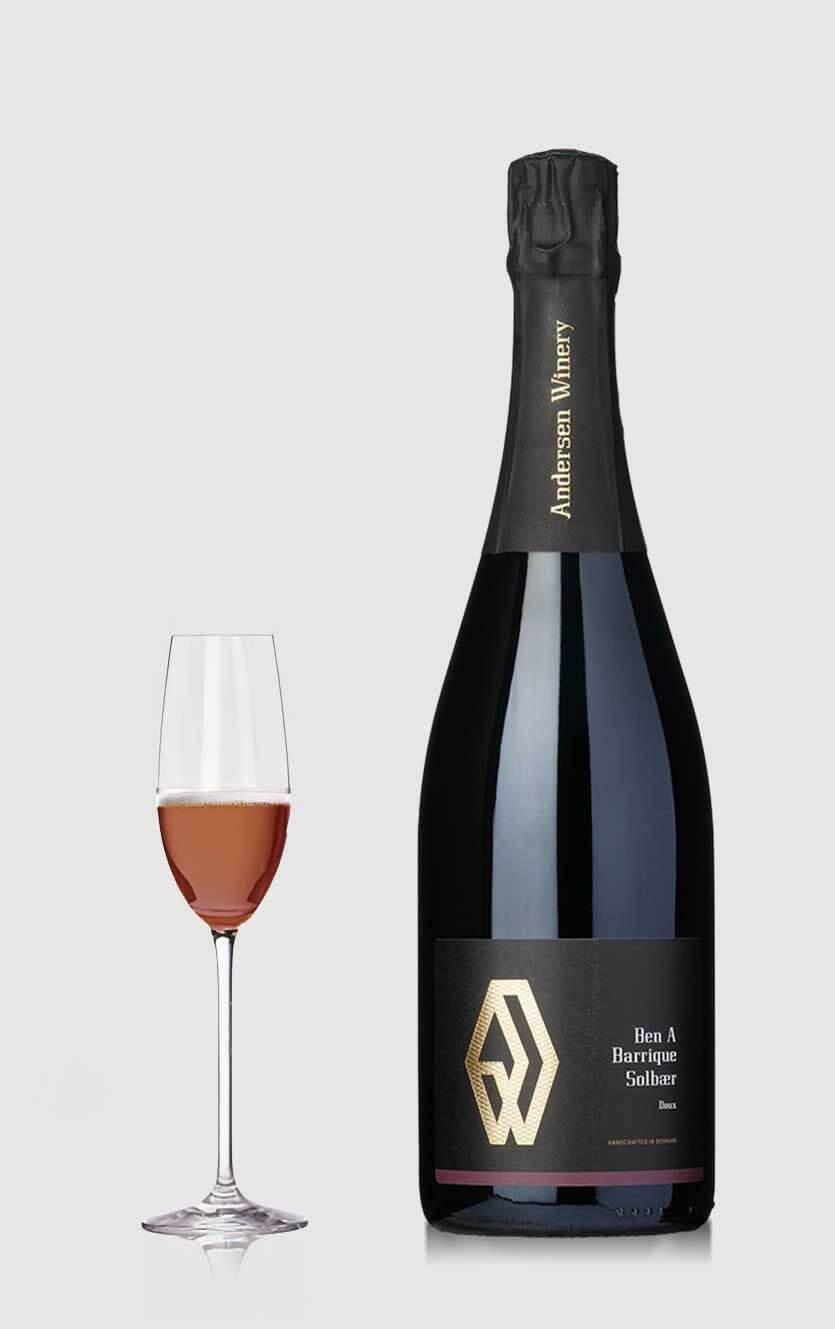 En flot flaske Andersen Winery Ben A mousserende solbærvin dansk specialitet