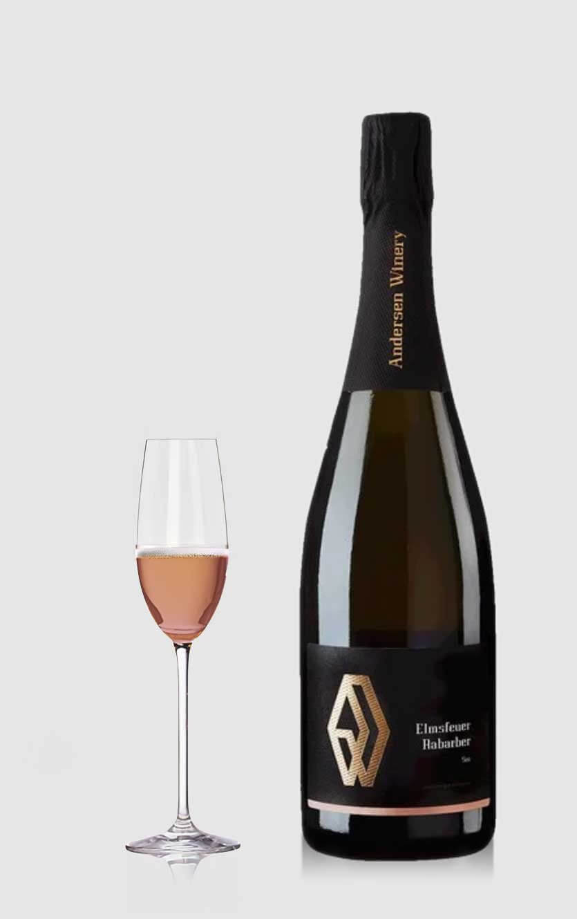 En flot flaske Andersen Winery Elmsfeuer mousserende rabarbervin med elegant etiket på hvid baggrund
