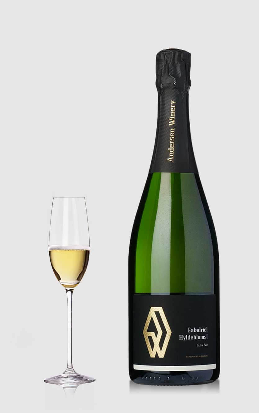 En flot flaske Andersen Winery Galadriel mousserende æble- og hyldeblomstvin med elegant etiket på hvid baggrund