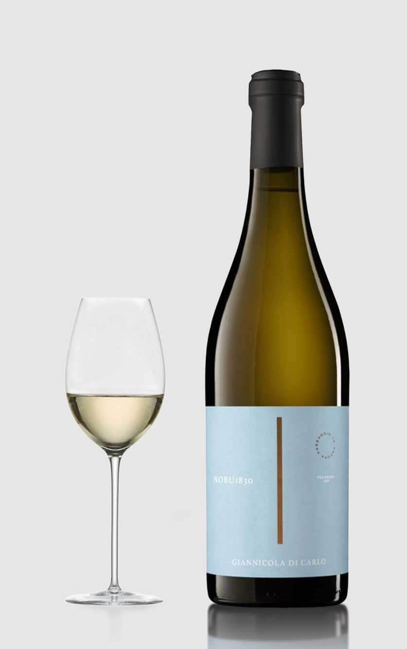 Flaske med Nobu 1830 Pecorino 2023, en frisk og mineralsk italiensk hvidvin.