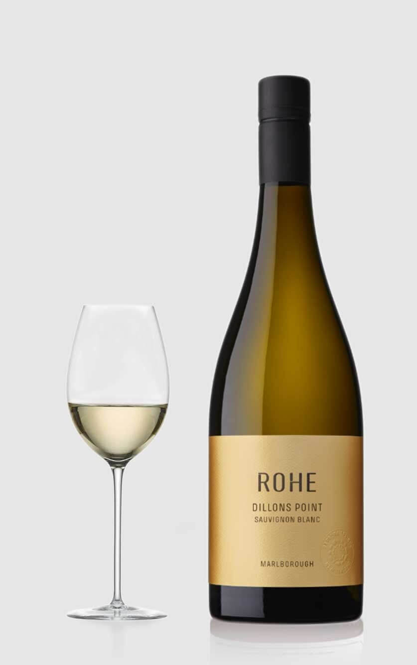 En flot flaske Rapaura Springs Rohe Dillons Point Sauvignon Blanc hvidvin fra New Zealands Marlborough-region serveret ved siden af et glas hvidvin på et bord