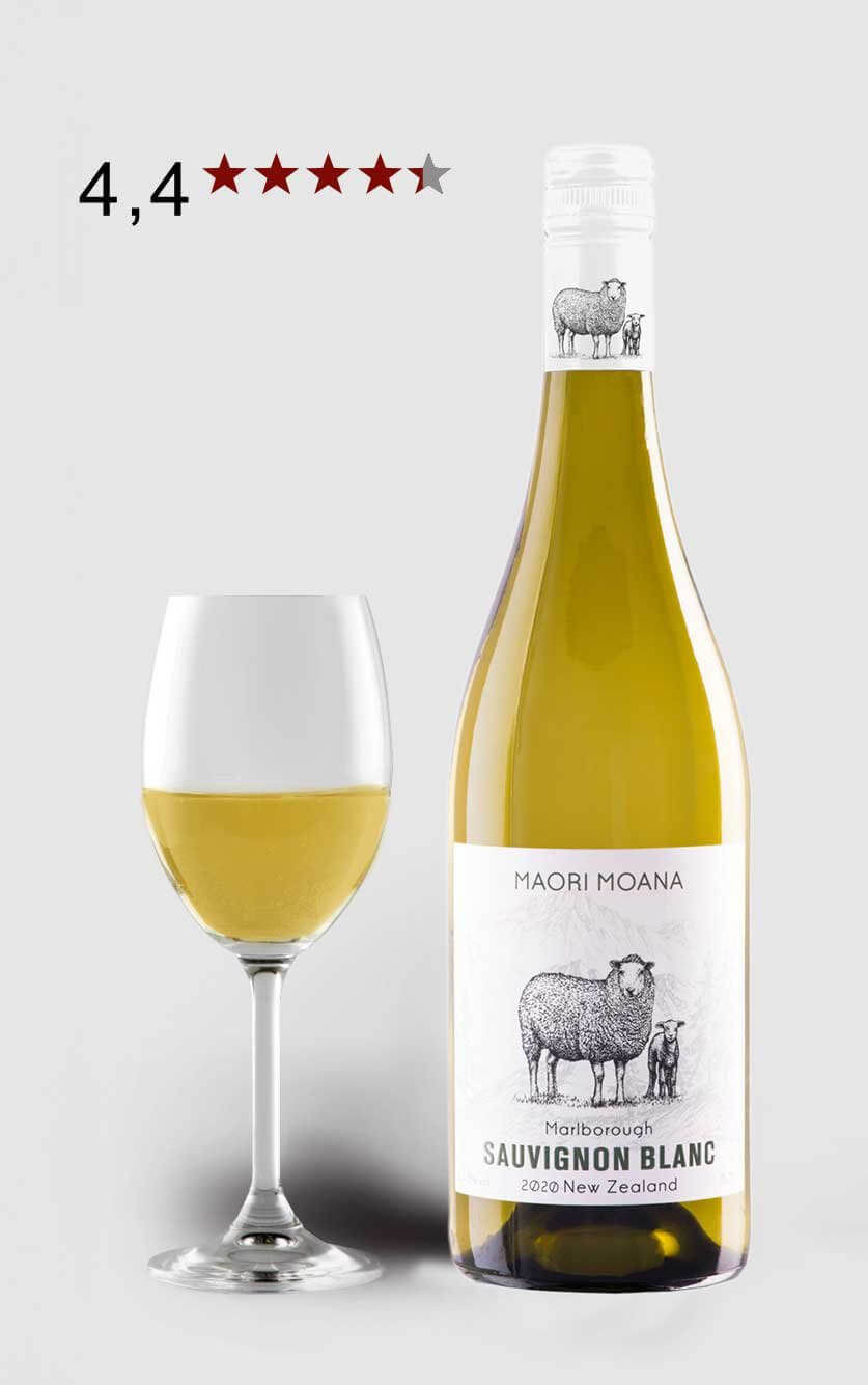 En flot flaske Maori Moana Sauvignon Blanc hvidvin fra New Zealands Marlborough-region serveret ved siden af et glas hvidvin på et bord