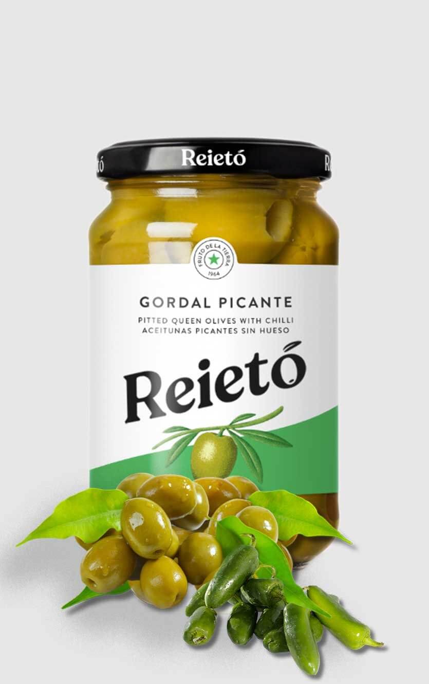 Glas med store gordal oliven og hele røde chilier i lage