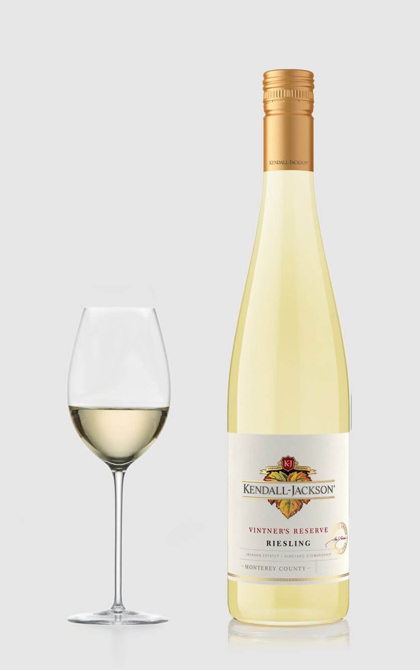 Flaske med Kendall-Jackson Riesling 2022 Vintner's Reserve klar til servering