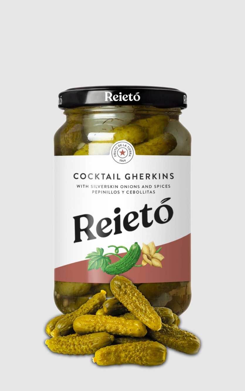 Glas med Reietó syltede cornichoner klar til servering