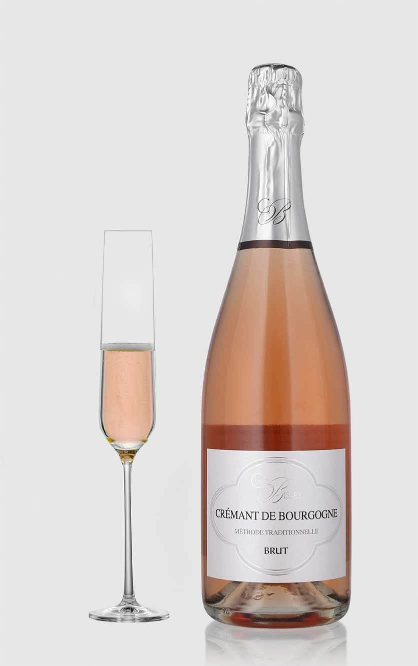En elegant flaske Crémant de Bourgogne Rosé Brut fra Cave de Bissey med fine bobler og lakserosal farve