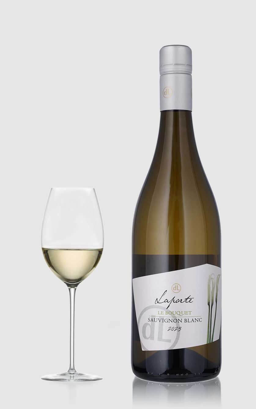 En elegant flaske Domaine Laporte Le Bouquet Sauvignon Blanc hvidvin fra Loire-dalen i Frankrig