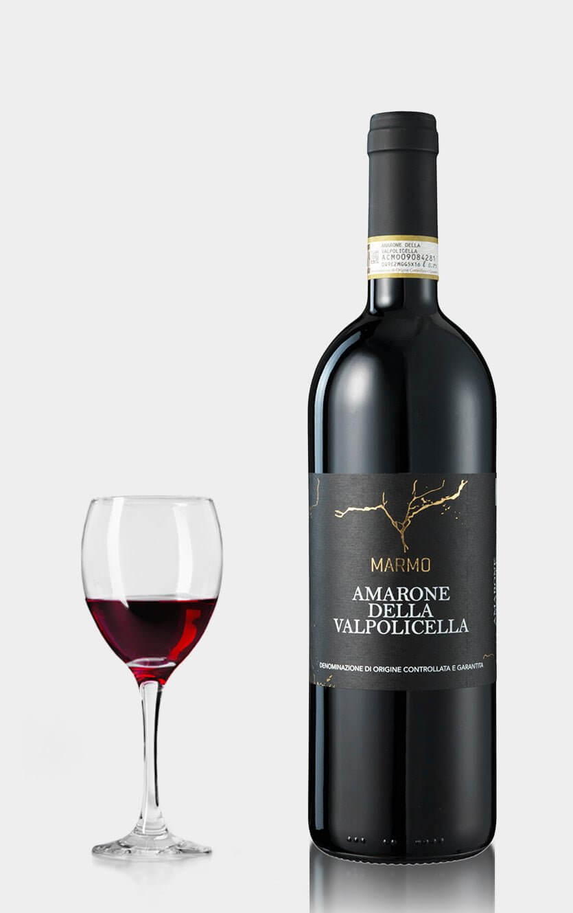 Flaske med Marmo Amarone della Valpolicella DOCG 2016, en kraftig italiensk rødvin.