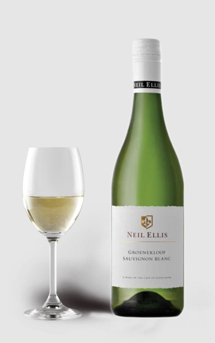 En flot flaske Neil Ellis Sauvignon Blanc hvidvin fra Groenekloof i Sydafrika serveret ved siden af et glas hvidvin på et bord