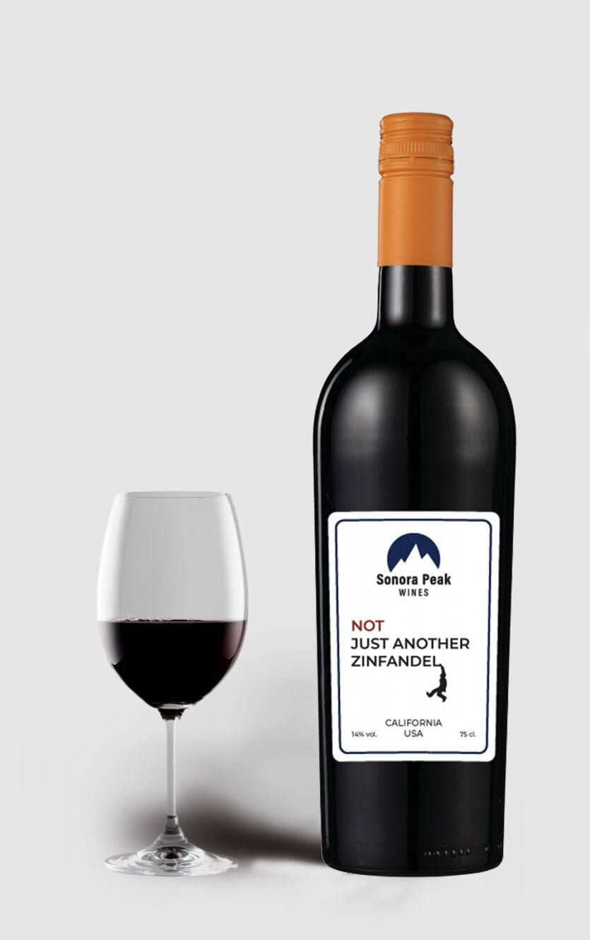 En flot flaske Not Just Another Zinfandel 2020 rødvin fra Georg Bestle Californien præsenteret elegant