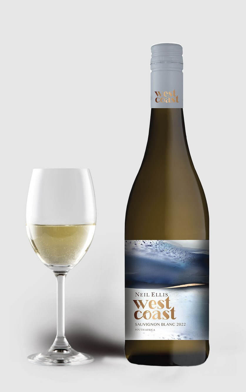 En flot flaske Neil Ellis West Coast Sauvignon Blanc hvidvin fra Sydafrikas vestkyst serveret ved siden af et glas hvidvin på et bord