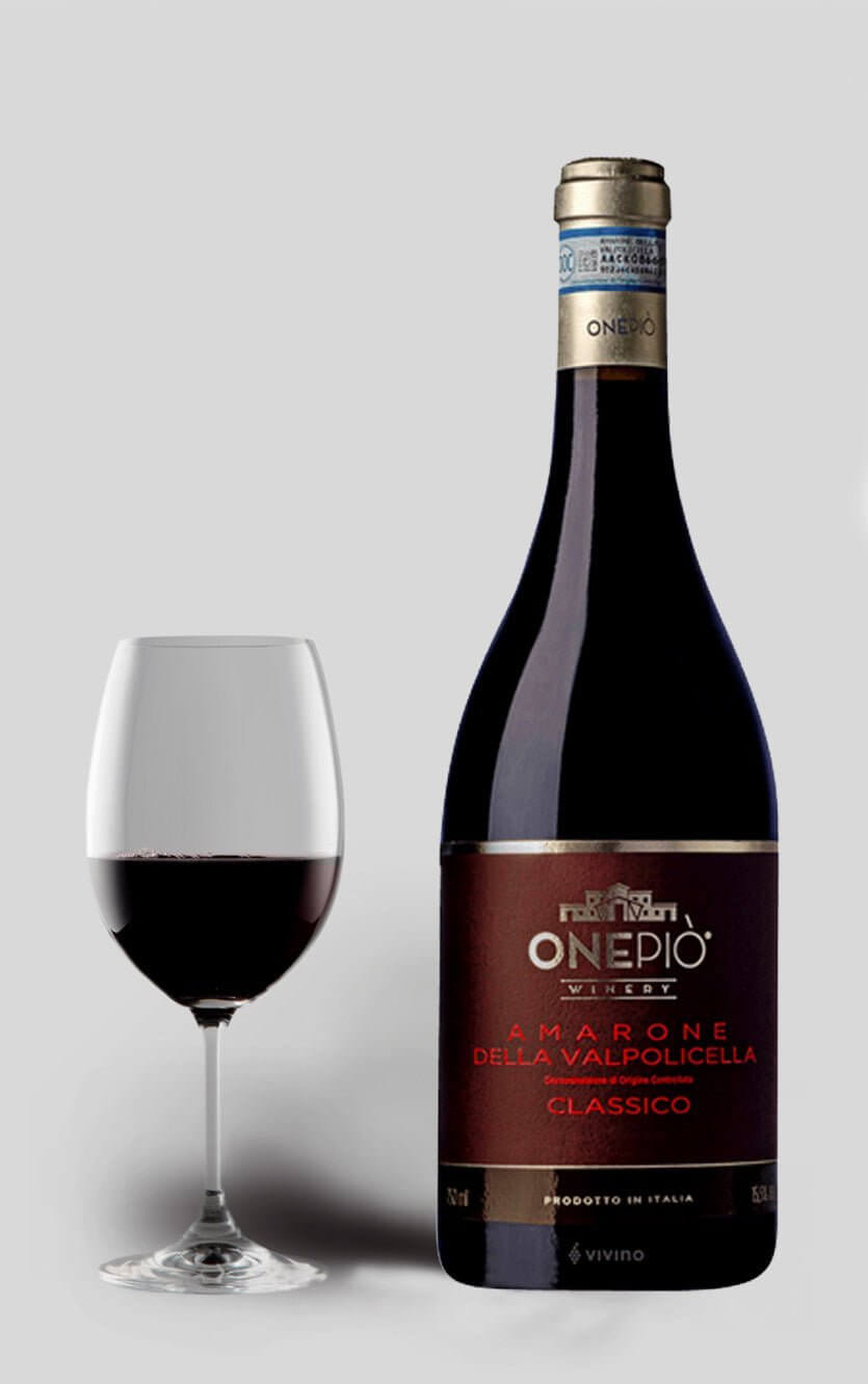 En flot flaske OnePio Amarone della Valpolicella Classico DOC 2010 rødvin fra Veneto i Italien