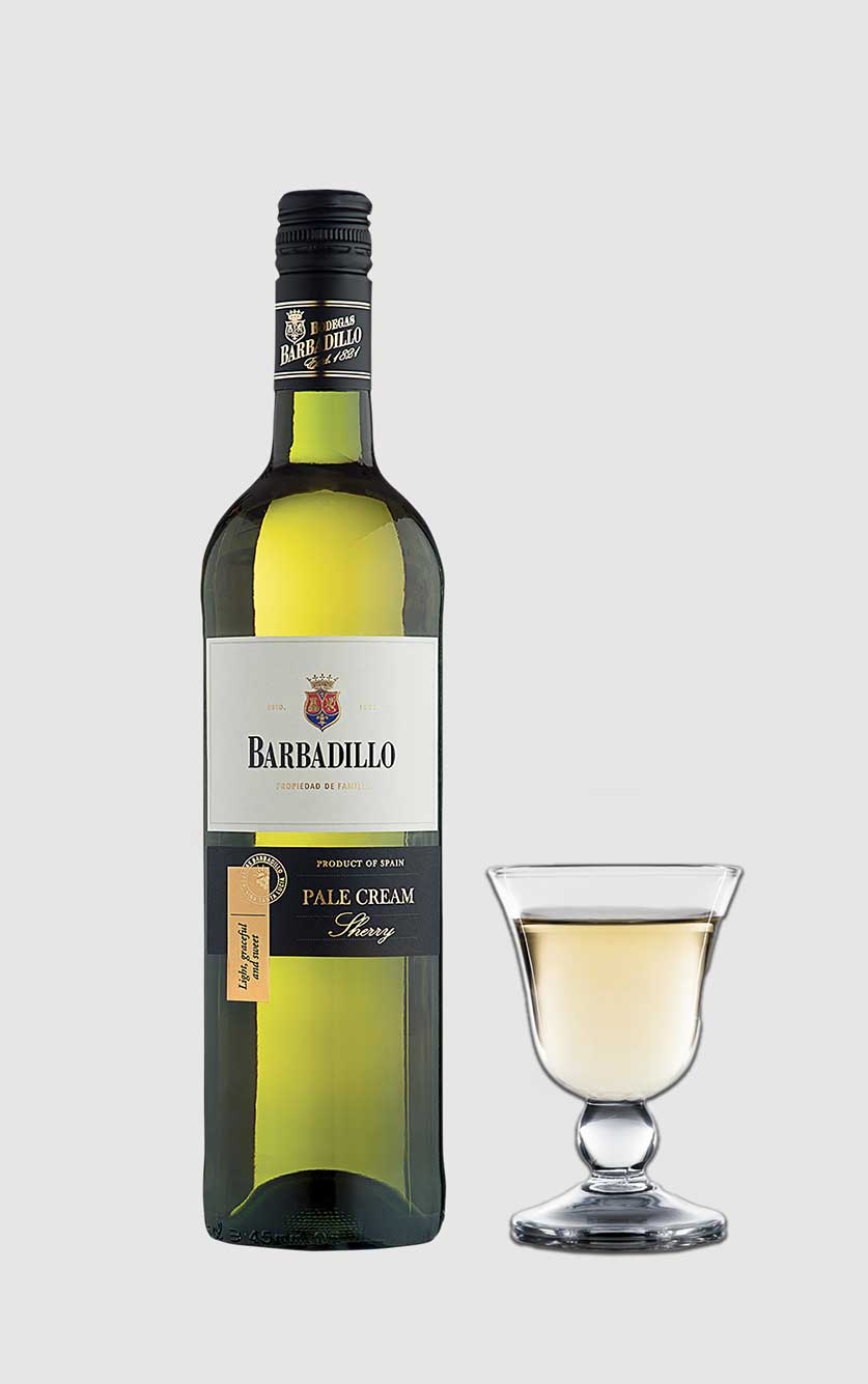 En elegant flaske Pale Cream Premium Range sherry fra Bodegas Barbadillo med gyldengul farve, fotograferet på spansk baggrund