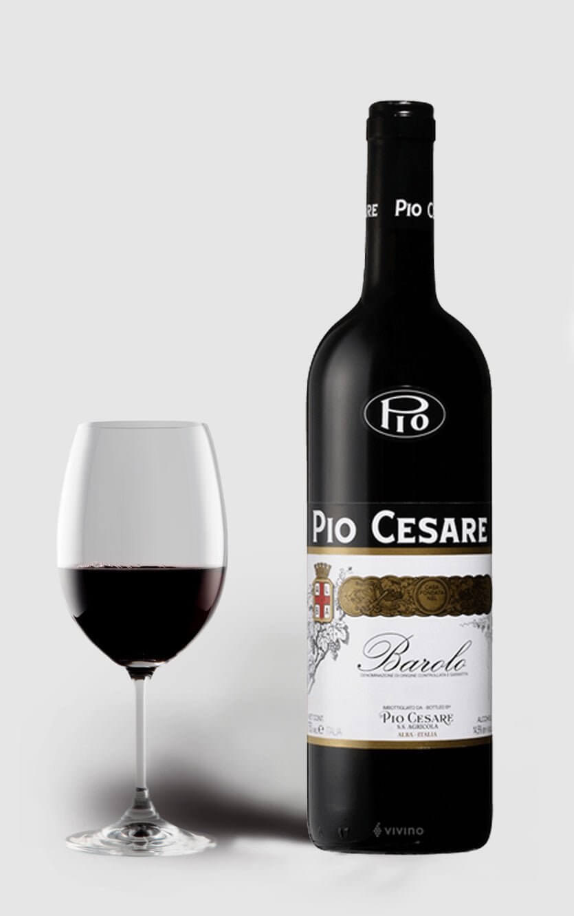 En flot flaske Pio Cesare Barolo 2017 rødvin fra Piemonte, Italien
