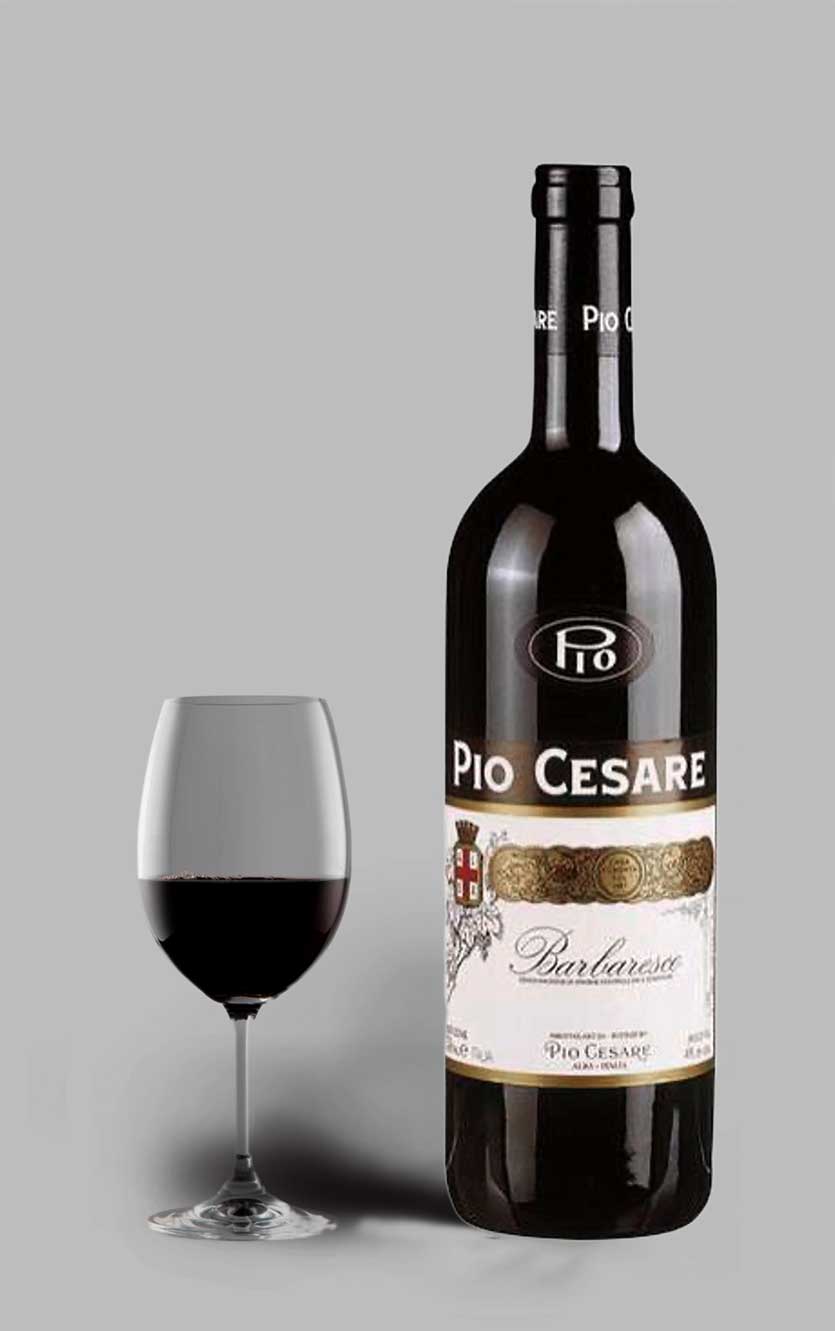 Flaske med Pio Cesare Barbaresco 2019, en eksklusiv italiensk rødvin.