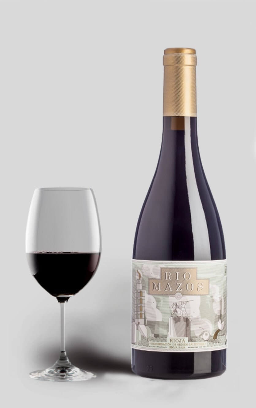 En flot flaske Rio Mazos Graciano rødvin fra Rioja serveret på et bord