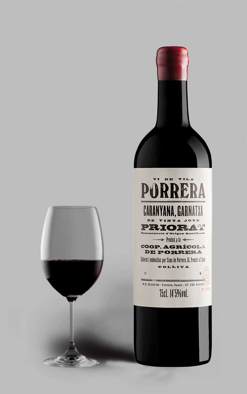 Flaske med Cims de Porrera Vi de Vila Porrera Tinto 2020, en mineralsk rødvin fra Priorat.