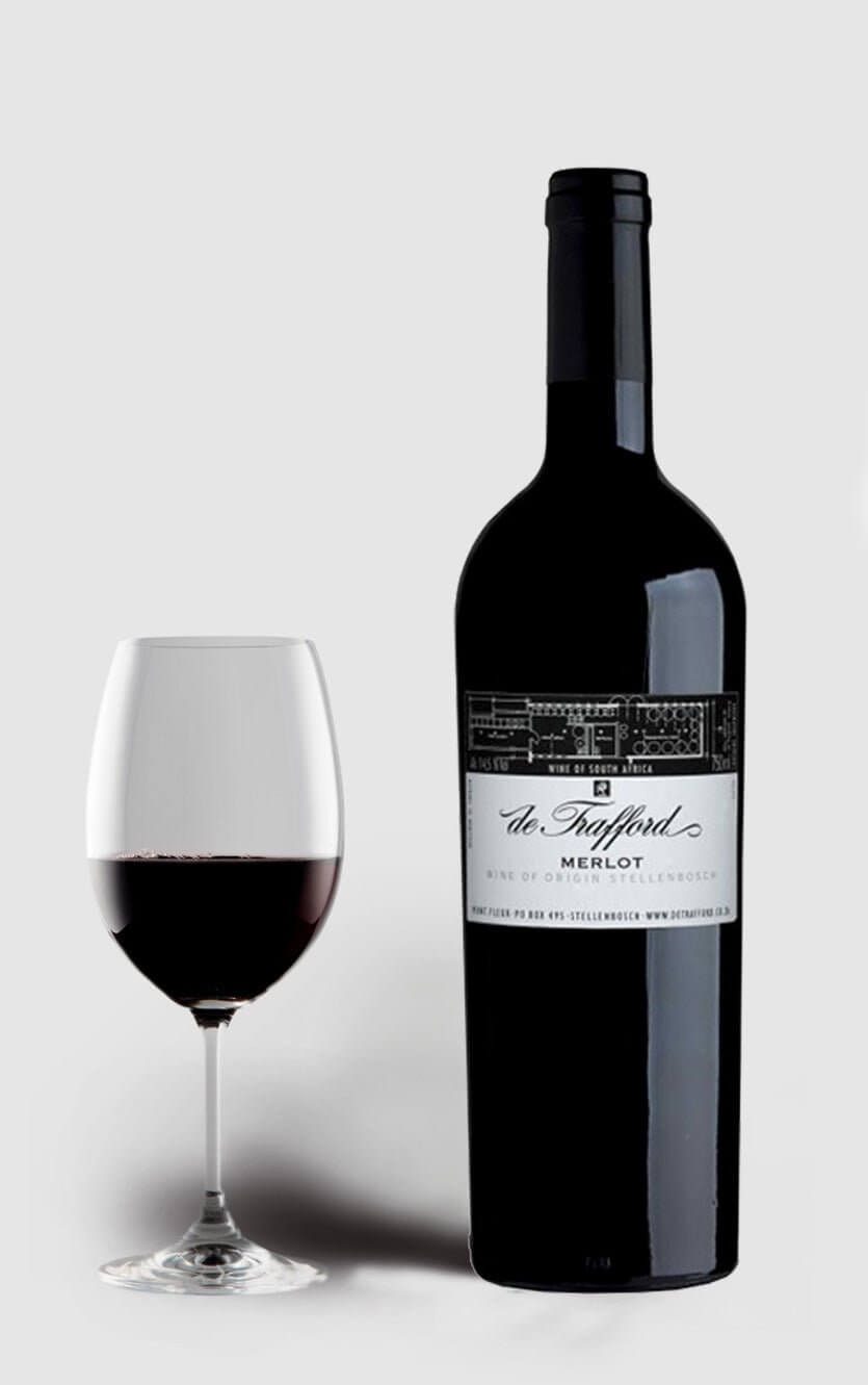 Flaske med De Trafford Merlot 2015, en eksklusiv rødvin fra Sydafrika.