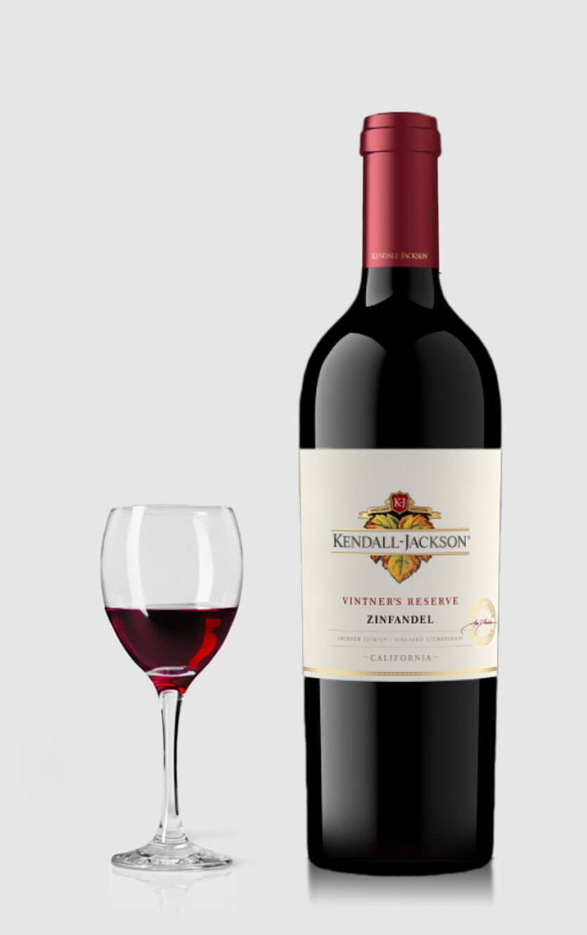 En flot flaske Kendall-Jackson Zinfandel 2022 Vintner's Reserve rødvin fra Californien præsenteret elegant