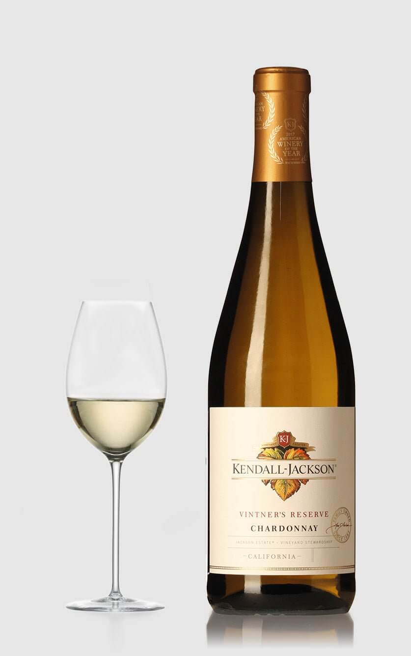 Flaske med Kendall-Jackson Chardonnay Vintner’s Reserve 2023 klar til servering