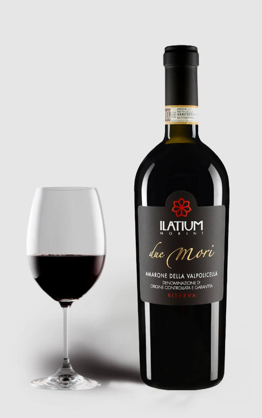 Flaske med Latium Morini Amarone Riserva, en eksklusiv og lagret italiensk rødvin.