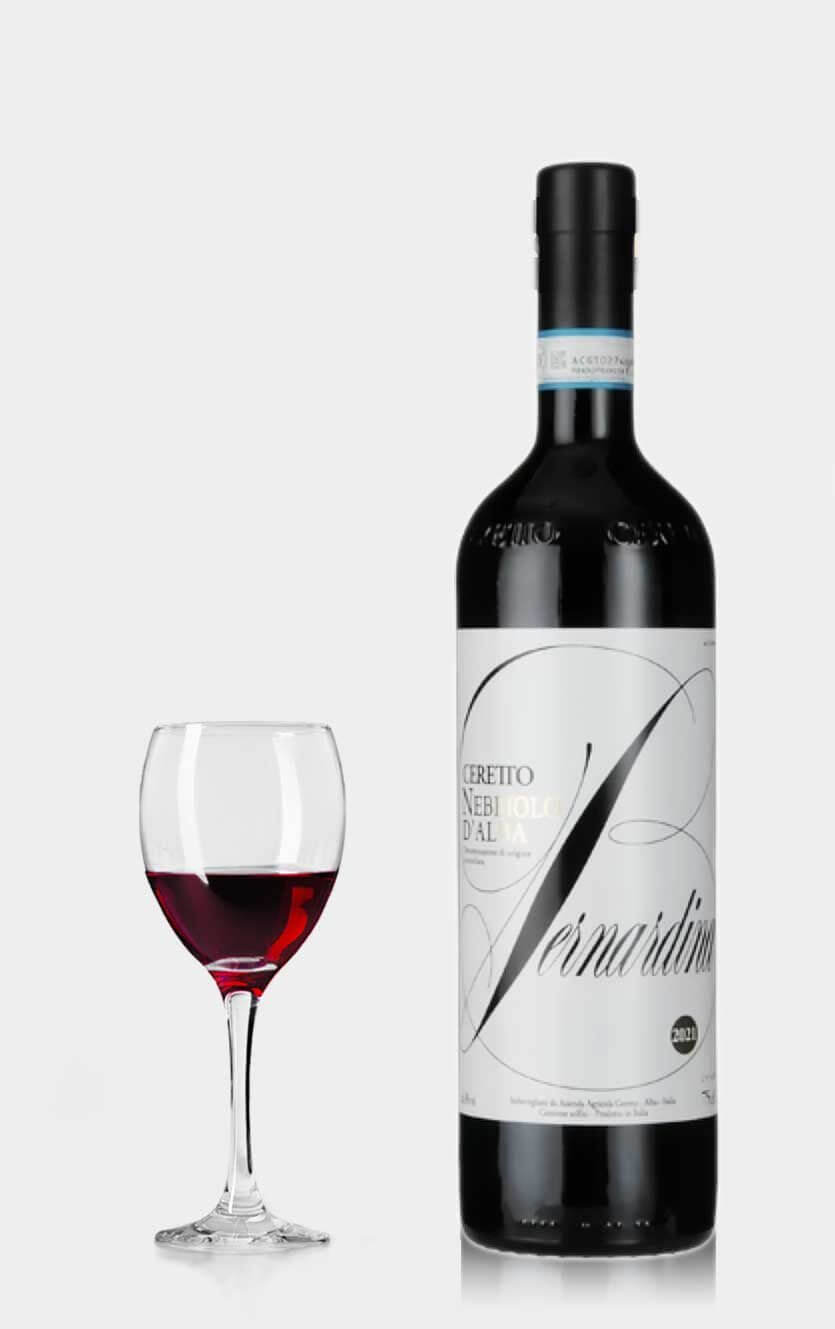 Flaske med Ceretto Nebbiolo d'Alba Bernardina 2021, en elegant og økologisk rødvin fra Italien.